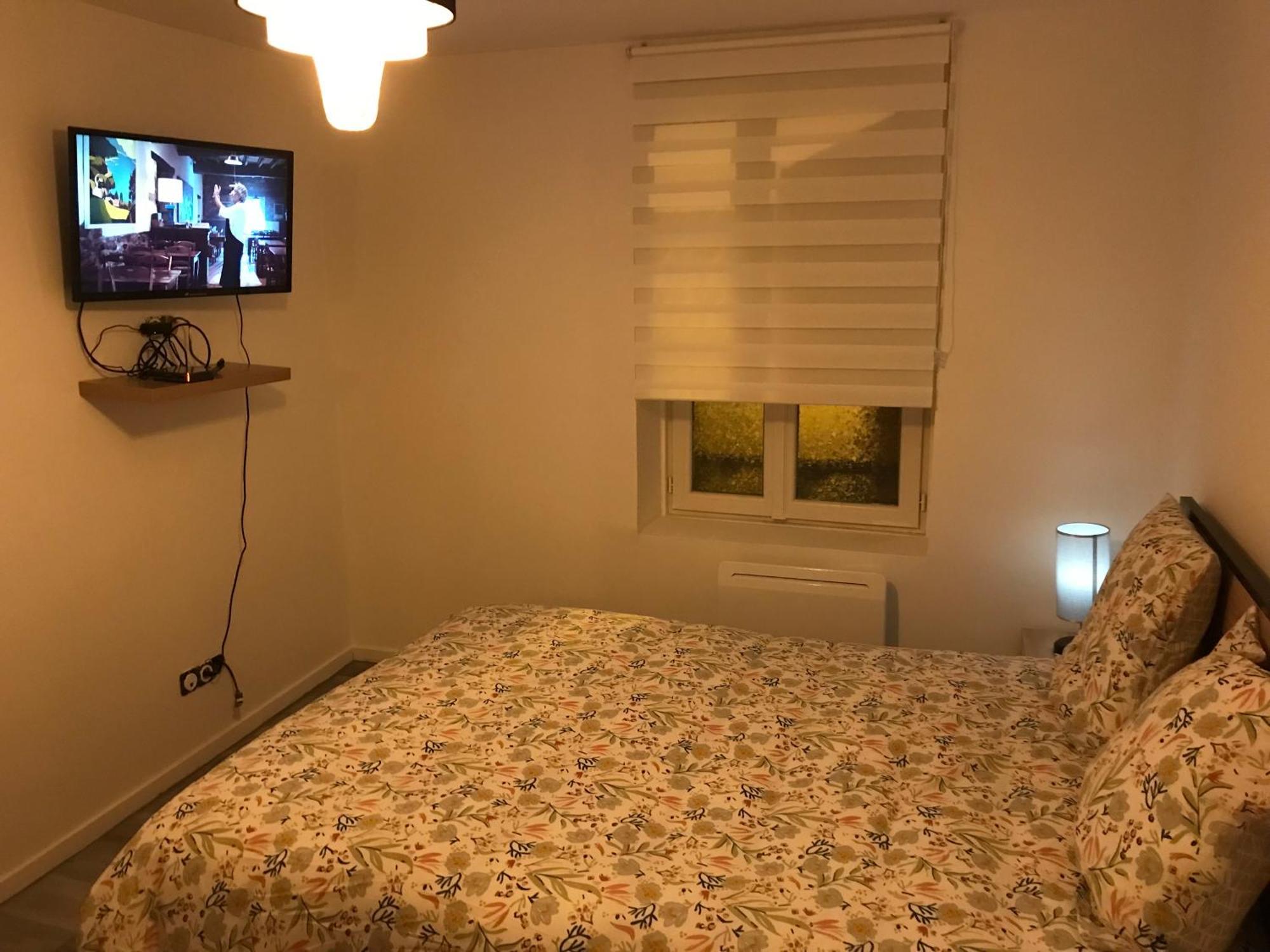 Lit Double, Espaces Partages, 10km De Paris, 2 Km Du Metro *